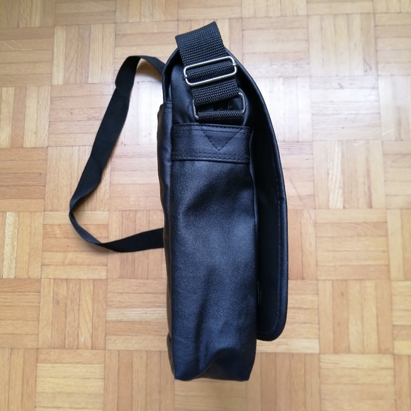 Johnnie Walker Messenger Bag - Picture 8 of 16